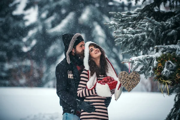 Aşık çift Kış kırmızı santa claus şapka ile.