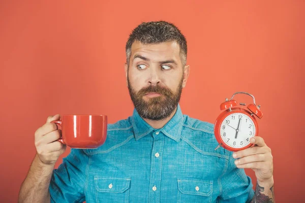 Adam içki sabah kahve veya çay ile çalar saat.