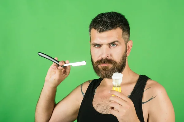 用剃刀和剃须刷剪胡子和胡子的人 — 图库照片
