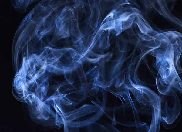 Blauer Rauch auf schwarzem Hintergrund. — Stockfoto