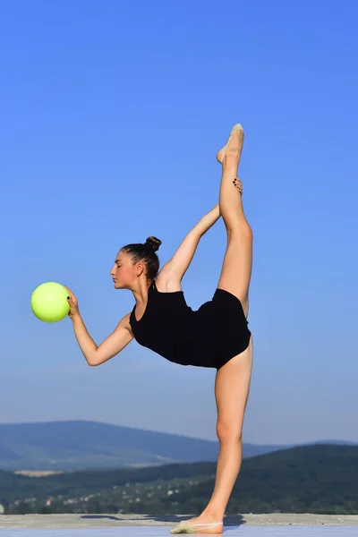 Flexibiliteit in acrobatiek en fitness gezondheid. — Stockfoto