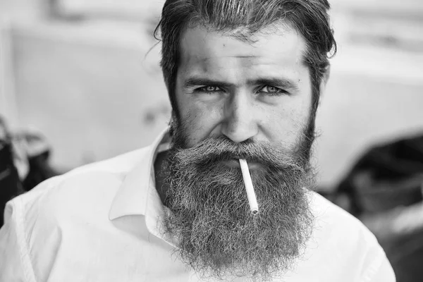 Бородатий чоловік з цигаркою — стокове фото