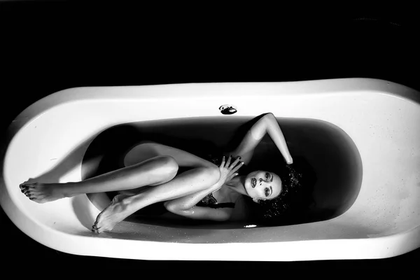 Szexi nő sötét fürdővízzel — Stock Fotó