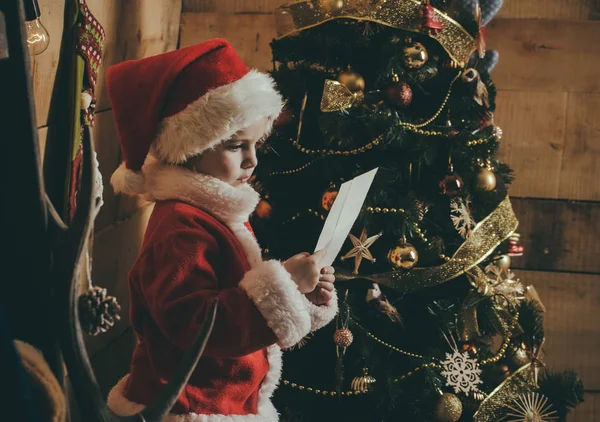 Navidad niño feliz leer carta de deseo . — Foto de Stock