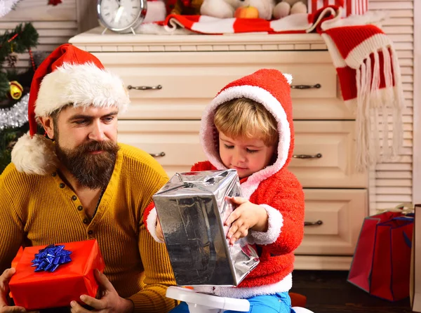 Gelukkig gezin vieren nieuwjaar en kerst. — Stockfoto