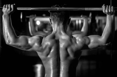 kaslı adam spor salonunda eğitim