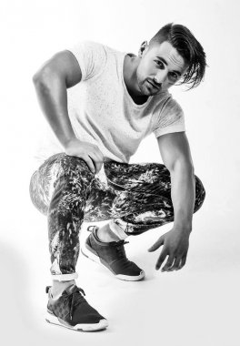 Yakışıklı adam kıç üzerinde oturur