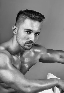 Yakışıklı adam veya kas maço