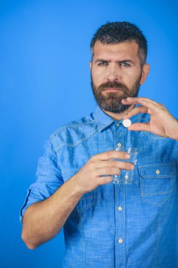 Hipster içki hap su, hastalık ile.