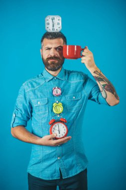 Adam içki sabah kahve veya çay ile çalar saat.