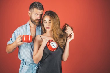 erkek ve kadın Kupası ve çalar saat ile aile.