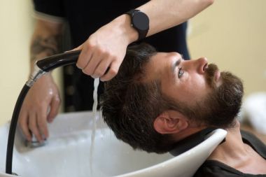 Adam yıkama uzun sakal ve bıyık