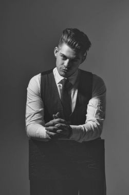 Yakışıklı adam veya Yöneticisi ile şık saç kesimi