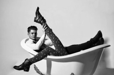 Yakışıklı adam ya da işadamı rahatlatıcı banyo kadın bacakları