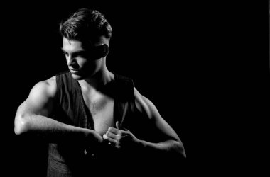 Yakışıklı adam unbuttoning yelek kas el ile