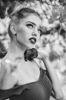 Kadın kırmızı haşhaş tohumu ile