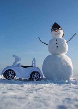 Yeni yıl kardan adam pilot şapka ve gözlük.