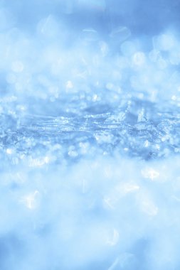 Noel, pencere doku dondurulmuş.