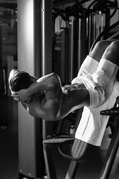 Musculoso hombre entrenamiento en gimnasio — Foto de Stock