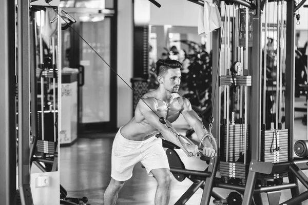 Musculoso hombre entrenamiento en gimnasio —  Fotos de Stock