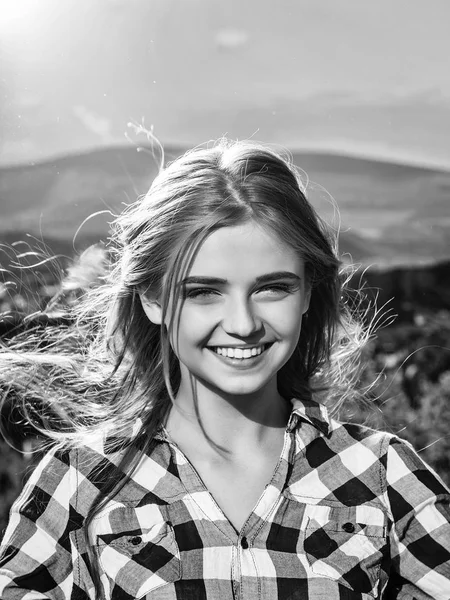 Pretty girl smiles outdoors — Stock Photo, Image
