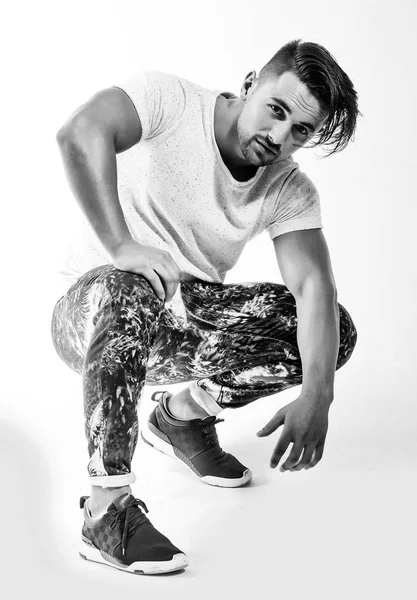 Yakışıklı adam kıç üzerinde oturur