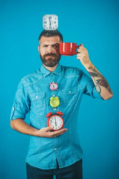 Adam içki sabah kahve veya çay ile çalar saat.