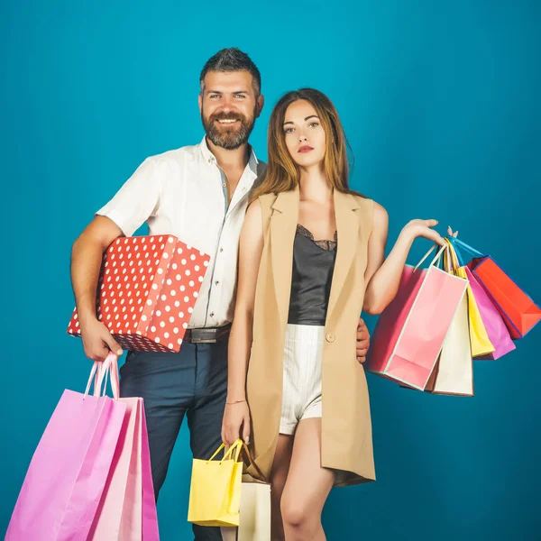 Αγορές και πώληση, ευτυχισμένο ζευγάρι στην αγάπη κρατήστε τσάντα για ψώνια — Φωτογραφία Αρχείου