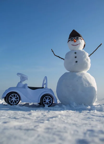 パイロット帽子とメガネで新年雪だるま. — ストック写真