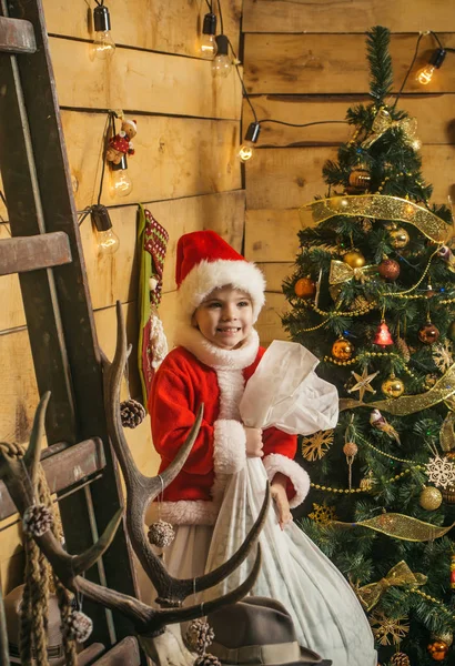 Papai Noel criança na árvore de Natal . — Fotografia de Stock