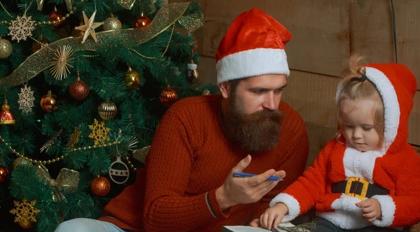 Babbo Natale bambino e uomo barbuto all'albero di Natale . — Foto Stock