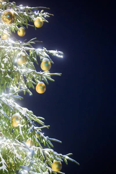 Новогодняя елка на голубом небе . — стоковое фото