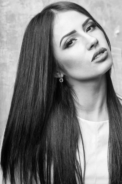 Mooie sexy vrouw gezicht met modieuze make-up en lange haren — Stockfoto