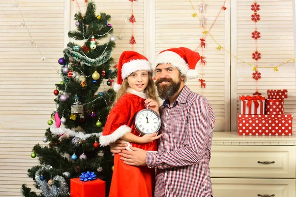 Gelukkig gezin vieren nieuwjaar en kerst. — Stockfoto