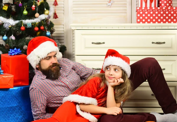 Gelukkig gezin vieren nieuwjaar en kerst. — Stockfoto