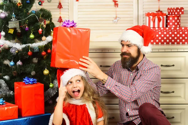 Gelukkig gezin vieren nieuwjaar en kerst. — Stockfoto