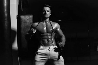 Kaslı adam ile ip atlama