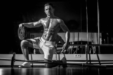 Barbell ile kas adam