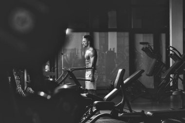 kaslı adam spor salonunda eğitim