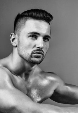 Yakışıklı adam veya kas maço