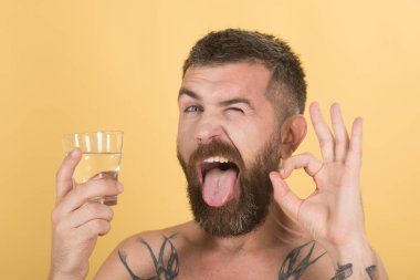 Akşamdan kalma ve susuzluk.