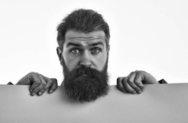 şaşırmış sakallı adam hipster yeşil kağıt üzerinde beyaz izole ile