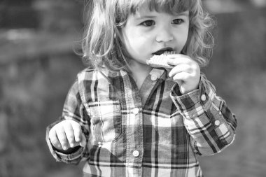 küçük çocuk açık