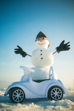 Yeni yıl kardan adam pilot şapka ve gözlük.
