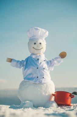 Yeni yıl kardan adam aşçı şapkalı.