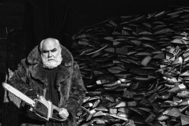 Sakallı ihtiyar chainsaw ile