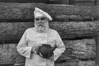 Sakallı cook ile demir çaydanlık