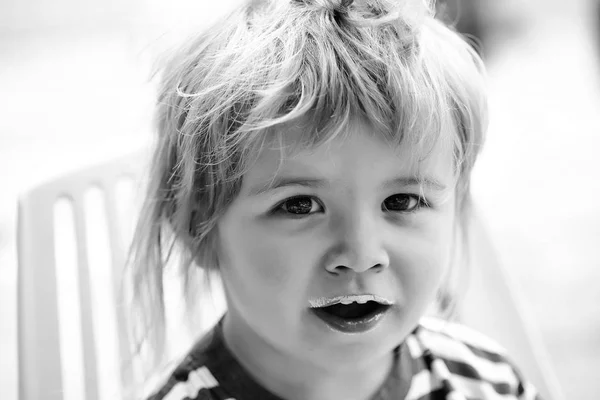 Niño con bigote de leche —  Fotos de Stock
