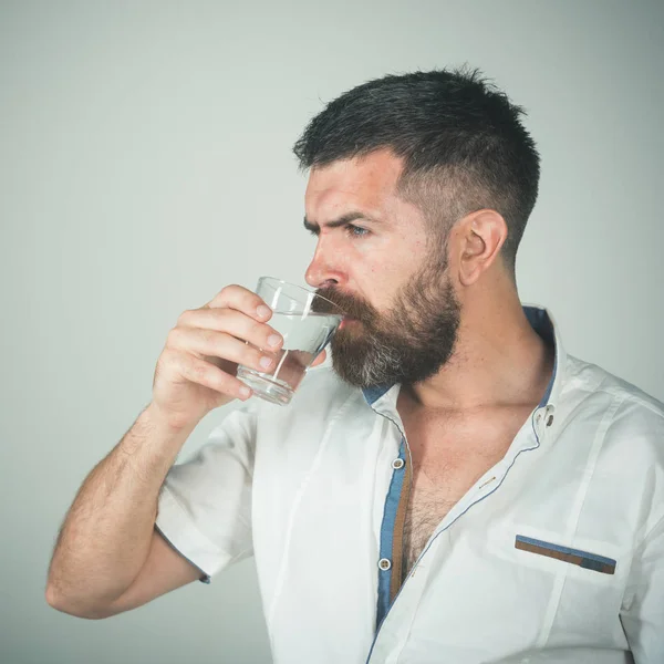 Хипстер пьет чистую здоровую воду, освежающую . — стоковое фото