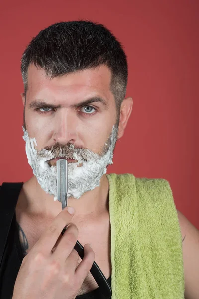 Saç kesimi sakallı adam, Milli.